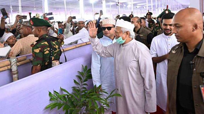 নামাজ শেষে প্রধান উপদেষ্টা দেশের মঙ্গলে দোয়া চাইলেন 