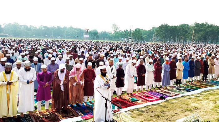 দিনাজপুরে ঐতিহাসিক গোর-এ-শহীদ ময়দানে লক্ষাধিক মুসল্লির ঈদের নামাজ আদায়