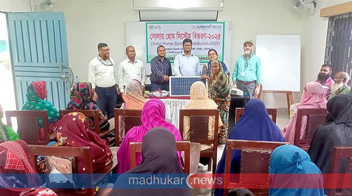 সাঘাটায় চরাঞ্চলের অর্ধশত পরিবার পেল সোলার হোম সিস্টেম
