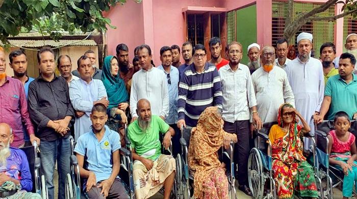 পলাশবাড়ীতে প্রতিবন্ধীদের মাঝে হুইল চেয়ার বিতরণ
