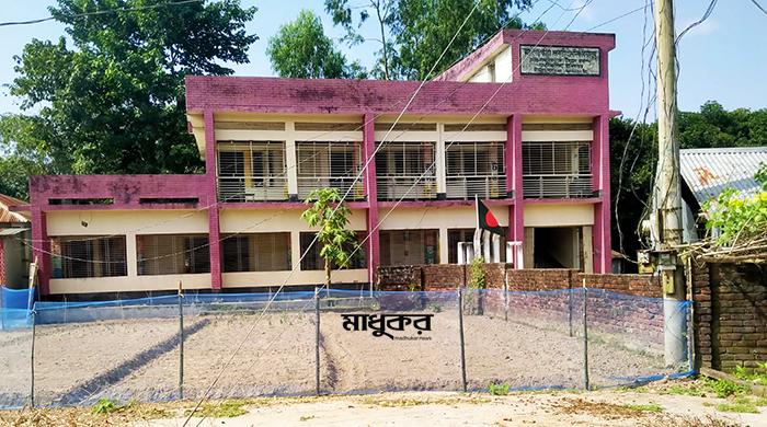 সাঘাটায় বিদ্যালয়ের মাঠ প্রভাবশালীর দখলে