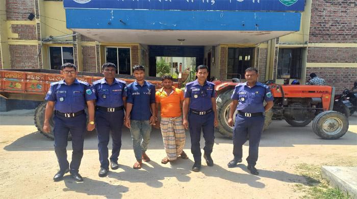  রাণীনগরে চুরি যাওয়া ট্রাক্টর উদ্ধারসহ দুজনকে আটক করেছে থানা পুলিশ