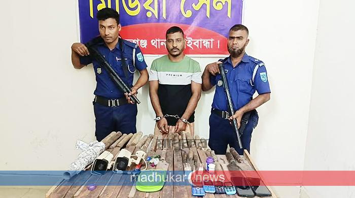 গোবিন্দগঞ্জে যৌথ বাহিনীর অভিযানে অস্ত্র-হেরোইনসহ গ্রেপ্তার ১
