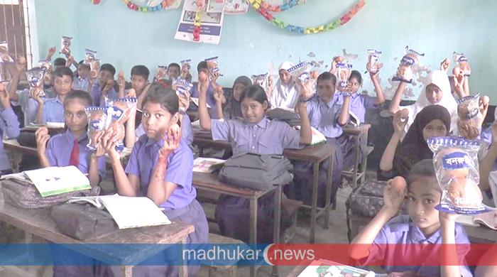 গাইবান্ধায় পাইলট প্রকল্পের আওতায় শুরু স্কুল ফিডিং কার্যক্রম 