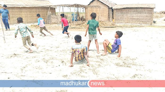 ধুলোবালি উড়িয়ে ফুলছড়ির চরাঞ্চলে শিশুদের ফুটবল উন্মাদনা