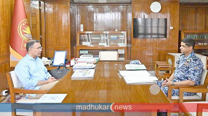 প্রধানমন্ত্রীর সঙ্গে সাক্ষাৎ করলেন বিমান বাহিনী প্রধান 