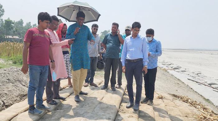 ভাঙন রোধে জিও ব্যাগ ফেলা কার্যক্রম পরিদর্শনে সাংসদ শামীম