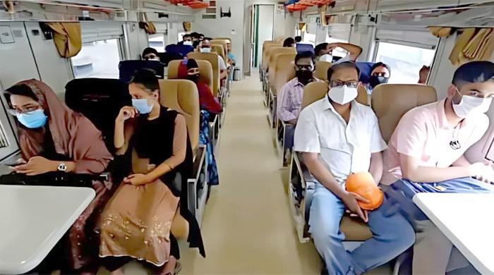 রেল যাত্রীদের মাস্ক পরার অনুরোধ রেলপথ মন্ত্রণালয়ের