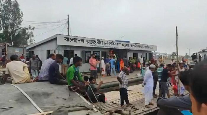 বালাসীঘাটে ঝুঁকি নিয়ে নদী পারাপার ও নৌকা ভ্রমন বালাসীঘাটে ঝুঁকি নিয়ে নদী পারাপার ও নৌকা ভ্রমন