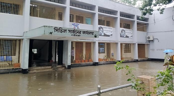 গাইবান্ধায় টানা মুষলধারে বৃষ্টিতে সিভিল সার্জন কার্যালয়সহ গুরুত্বপূর্ণ সড়কে জলাবদ্ধতা