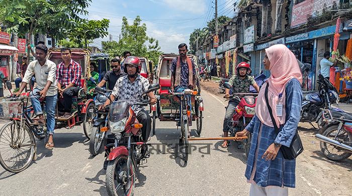 গাইবান্ধায় আজও ট্রাফিক নিয়ন্ত্রণে ছাত্র-জনতা