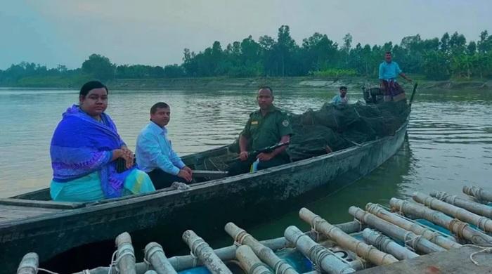 গোবিন্দগঞ্জে বালু উত্তোল বন্ধে ভ্রাম্যমান আদালতের অভিযানে বালু দস্যুদের হামলা 