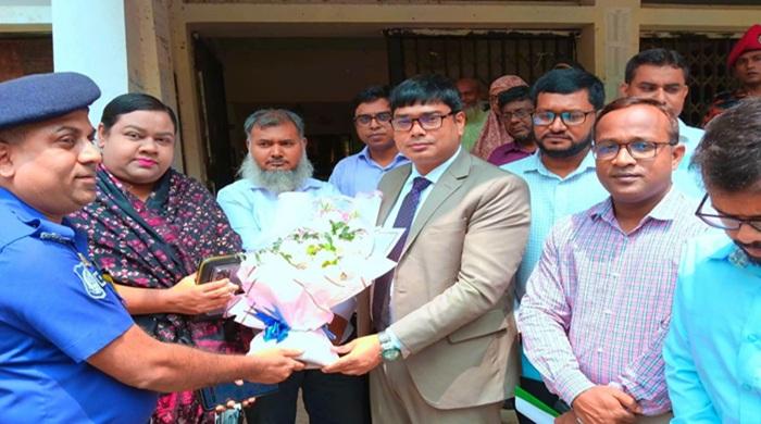 গোবিন্দগঞ্জে কর্মকর্তাদের সাথে জেলা প্রশাসকের সাথে মতবিনিময়