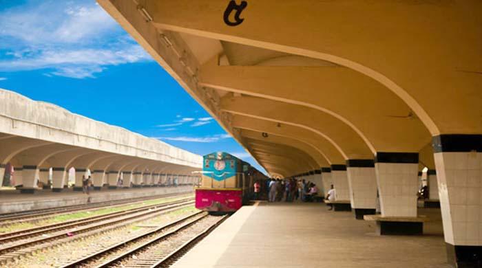 রেলওয়ে স্টেশনের প্ল্যাটফর্মে দাঁড়িয়ে থাকা ট্রেনে সংঘবদ্ধ ধর্ষণের শিকার কিশোরী, গ্রেফতার ৫ 