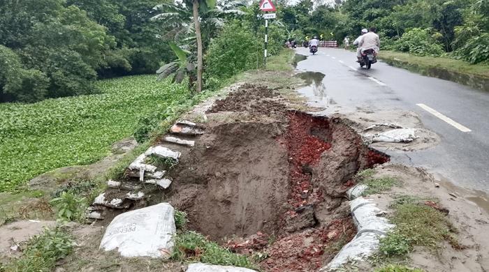 সুন্দরগঞ্জে সড়কে বড় বড় গর্ত, ঝুঁকি নিয়ে চলছে যানবাহন