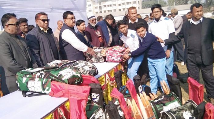 সৈয়দপুরে বিভিন্ন শিক্ষা প্রতিষ্ঠানে ক্রিকেট ও ভলিবল সামগ্রী বিতরণ 