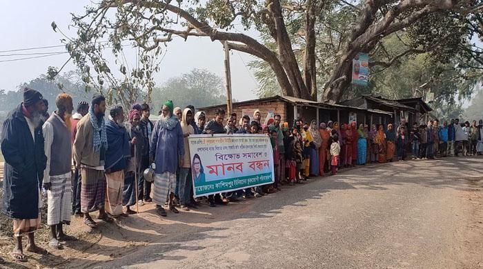 ব্যক্তি মালিকানাধীন ও সরকারি জমি ফেরতের দাবীতে রাণীনগরে মানববন্ধন