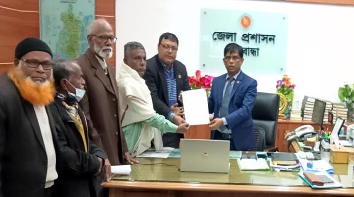 গাইবান্ধায় জেলা প্রশাসকের কাছে খুচরা বিক্রেতাদের স্মারকলিপি প্রদান