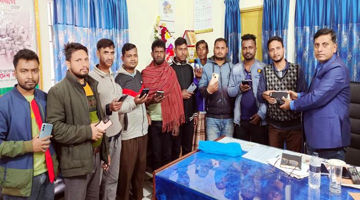 রাণীনগরে হারানো মোবাইল ফিরে পেলো মালিকরা রাণীনগরে হারানো মোবাইল ফিরে পেলো মালিকরা