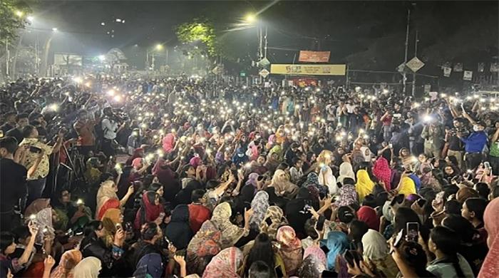 ধর্ষকদের বিচারের দাবিতে মধ্যরাতে উত্তাল ঢাবি, ২৪ ঘণ্টার আলটিমেটাম