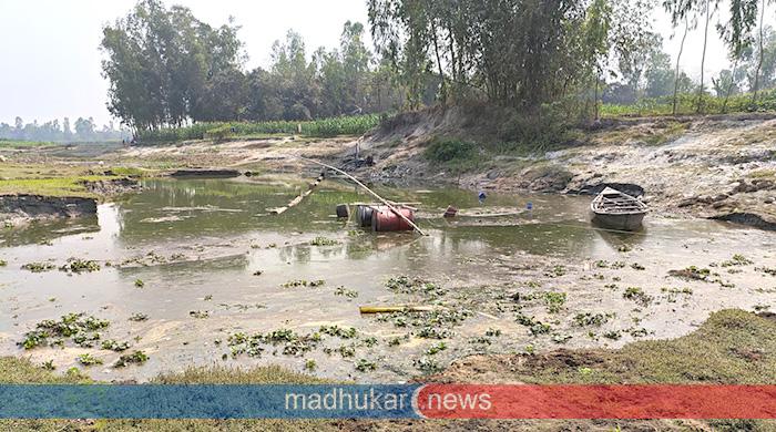 ফসলি জমি ঘেঁষে বালু উত্তোলনের অভিযোগ