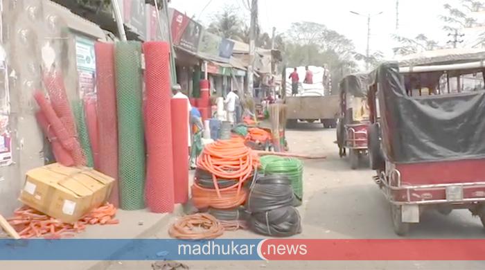 ব্যবসায়ী ও ভাসমান বিক্রেতাদের দখলে শহরের সড়কগুলো