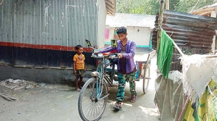স্কুল ছেড়ে সংসারের হাল ধরেছে দশম শ্রেণির রমজান