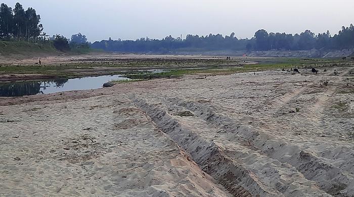 গোবিন্দগঞ্জে এক সময়ের প্রমত্তা করতোয়া নদী এখন পানি শুন্য॥ দুরাবস্থায় বিপাকে নদী পাড়ের মানুষ।