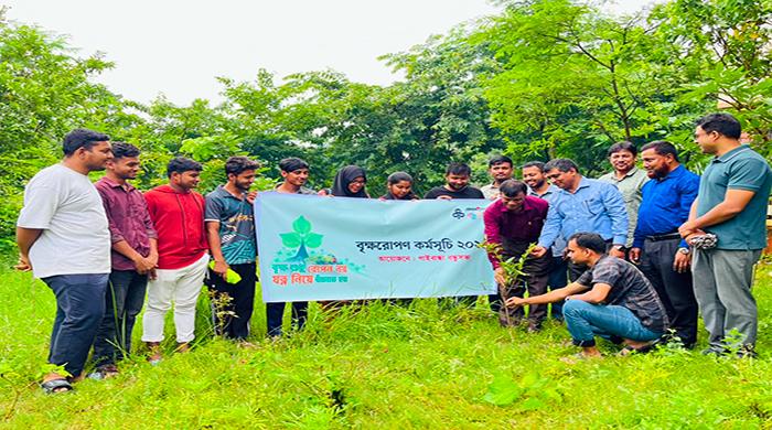 গাইবান্ধায় প্রথম আলো বন্ধুসভার বৃক্ষরোপণ