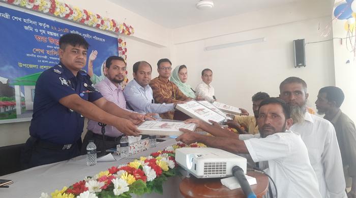 ফুলছড়িতে মাথা গোঁজার ঠাঁই পেল ১৪৩ পরিবার