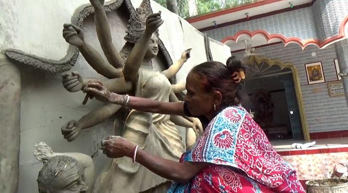 শিল্পী ববিতার হাতের ছোঁয়ায় রূপ নিচ্ছে দুর্গা প্রতিমা শিল্পী ববিতার হাতের ছোঁয়ায় রূপ নিচ্ছে দুর্গা প্রতিমা