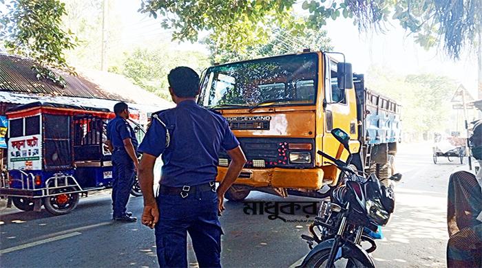 ফুলছড়িতে পুলিশের অভিযানে বালুভর্তি ট্রাক জব্দ, ড্রাইভার আটক