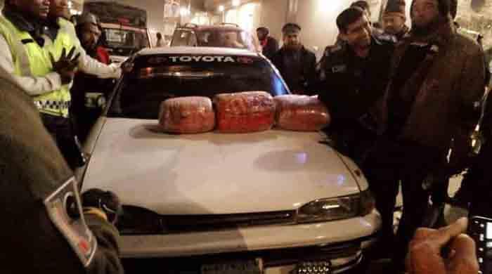 গাইবান্ধায় ১৯ কেজি গাঁজা সহ একটি প্রাইভেটকার ট্রাফিক পুলিশের হাতে আটক