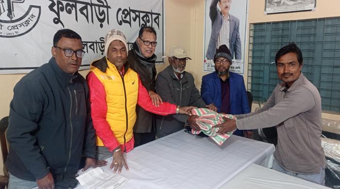 পত্রিকা বিক্রেতাদের মাঝে শীতবস্ত্র বিতরণ