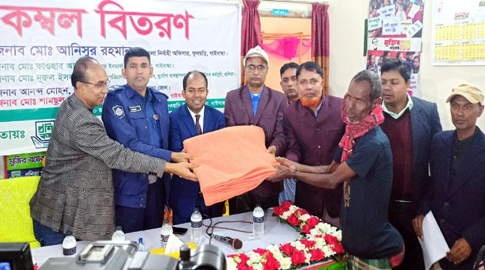 ফুলছড়িতে দুস্থদের মাঝে প্রশিকার কম্বল বিতরণ