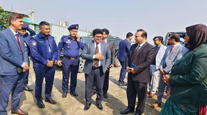 সুন্দরগঞ্জ সৌর বিদ্যুৎ কেন্দ্র পরিদর্শনে বিভাগীয় কমিশনার