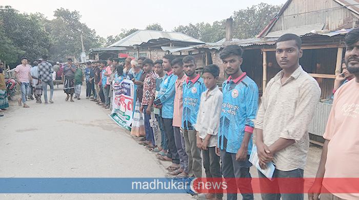 গোবিন্দগঞ্জে গৃহবধূ স্বপ্না হত্যাকান্ডে জড়িতদের গ্রেফতার দাবিতে মানববন্ধন 