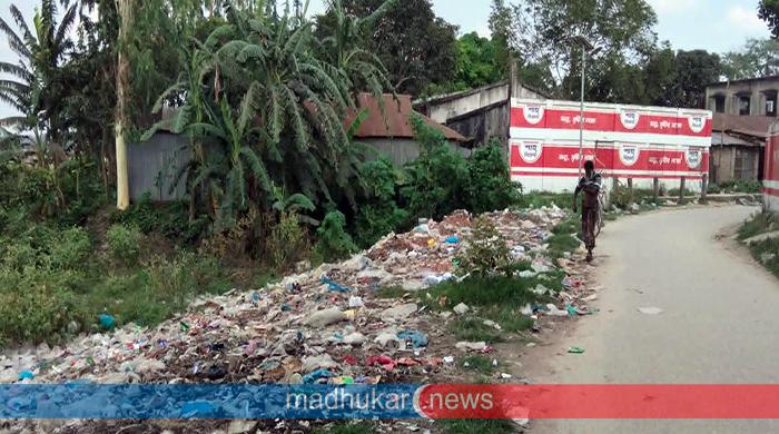 ডাম্পিং স্টেশন থাকার পরও পৌর সড়কের ধারে ময়লা- আর্বজনার স্তূপ