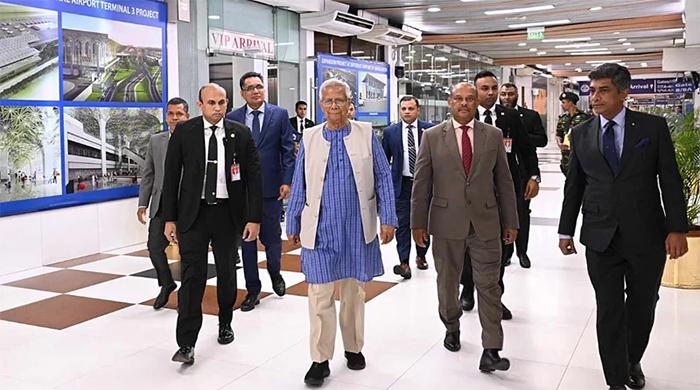 চার দিনের সফরে লন্ডনে পৌঁছেছেন প্রধান উপদেষ্টা