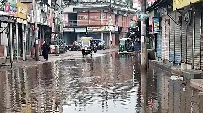 সামান্য বৃষ্টিতেই দারিয়াপুর বন্দরে জলাবদ্ধতা; চরম জনদুর্ভোগ 