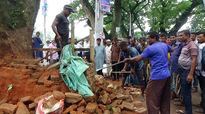 গাইবান্ধায় রেলওয়ে স্টেশনের জায়গা উদ্ধার, উচ্ছেদ করা হলো অবৈধ দোকানঘর।