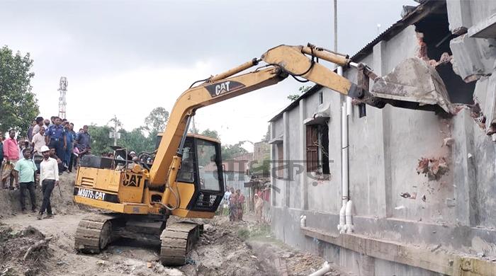 সুন্দরগঞ্জে মডেল মসজিদের জায়গায় অবৈধ স্থাপনা উচ্ছেদ