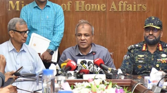 পুলিশের লুট হওয়া অস্ত্রের খোঁজ দিলে মিলবে পুরস্কার: স্বরাষ্ট্র উপদেষ্টা