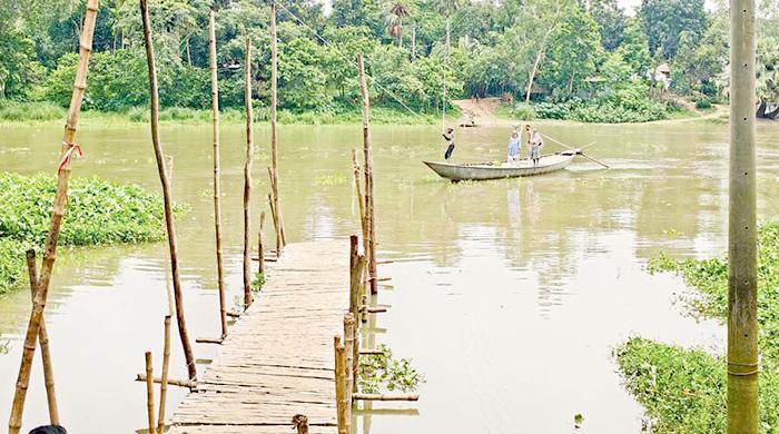 গুরুদাসপুরে রশি টেনে খেয়ায় ঝুঁকিপূর্ণ পারাপার