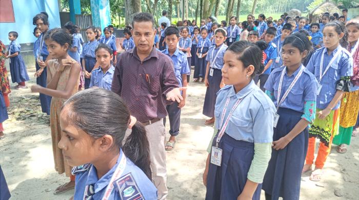 পলাশবাড়ীতে স্কুল মিল্ক কর্মসূচি পাইলট প্রকল্প পরিদর্শন