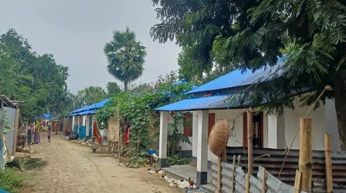 আশ্রয়ণ প্রকল্পের ঘর থেকে দুই পরিবারকে বের করে দেওয়ার অভিযোগ