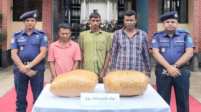 গাইবান্ধায় ইজিবাইকে ১৯ কেজি গাঁজাসহ ৩ যুবক আটক