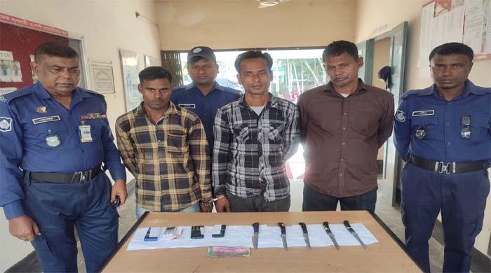 পীরগঞ্জে যাত্রীবাহী বাসে ডাকাতির ঘটনায় ৩ জন গ্রেফতার        