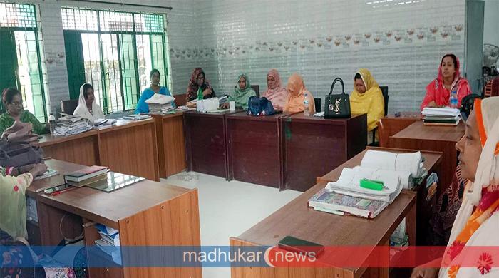 দ্বিতীয় দিনের মতো কর্মবিরতিতে গাইবান্ধার প্রাথমিক বিদ্যালয়ের শিক্ষকেরা