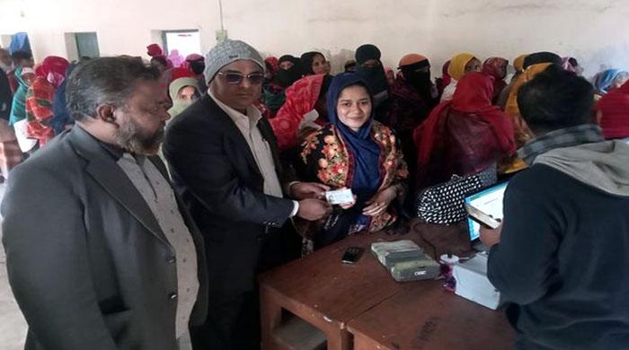 রাণীনগরে স্মার্ট পরিচয়পত্র বিতরণ 